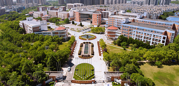 大學(xué)校志：校名、校標(biāo)、校訓(xùn)、校徽、校旗、校歌