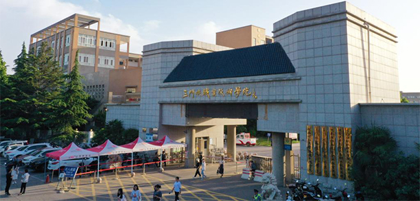 大學(xué)校志：校名、校標(biāo)、校訓(xùn)、?；?、校旗、校歌