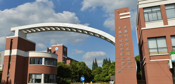 大學(xué)校志：校名、校標(biāo)、校訓(xùn)、?；?、校旗、校歌